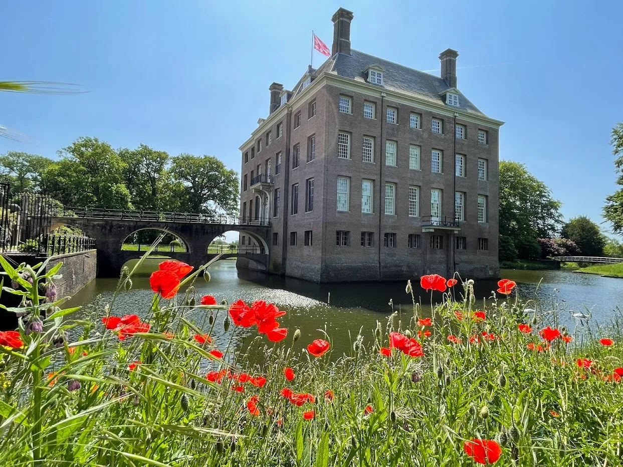 Kasteel Amerongen met klaprozen in de zomer
