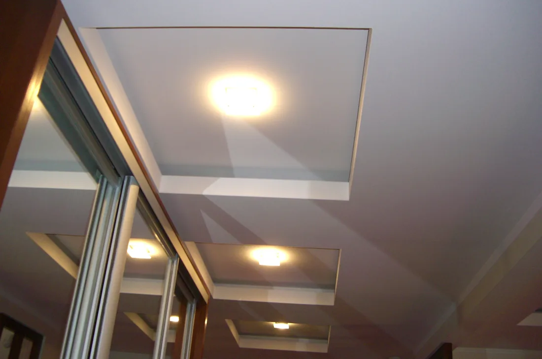 Plafond met inbouwspots en indirecte LED-verlichting