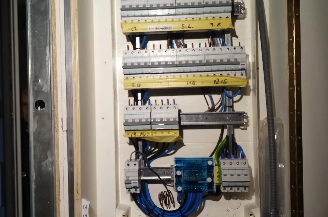 Groepenkast tijdens installatie met gelabelde groepen