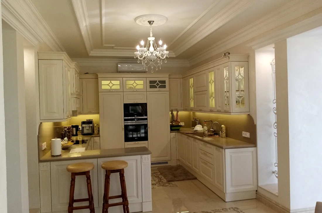 Keuken met werkbladverlichting en hanglamp